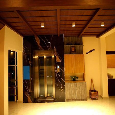 Kira Palace Residency Hotel Ernakulam Bagian luar foto
