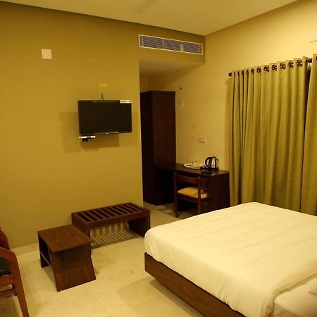 Kira Palace Residency Hotel Ernakulam Bagian luar foto