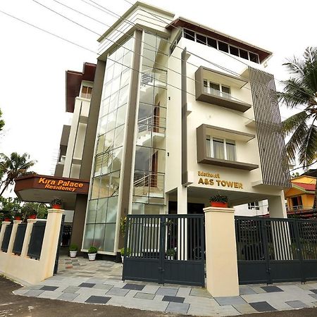 Kira Palace Residency Hotel Ernakulam Bagian luar foto