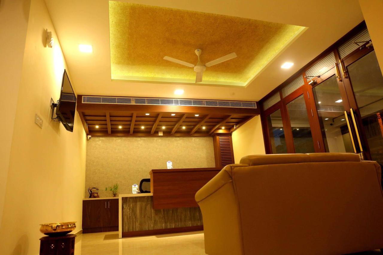 Kira Palace Residency Hotel Ernakulam Bagian luar foto