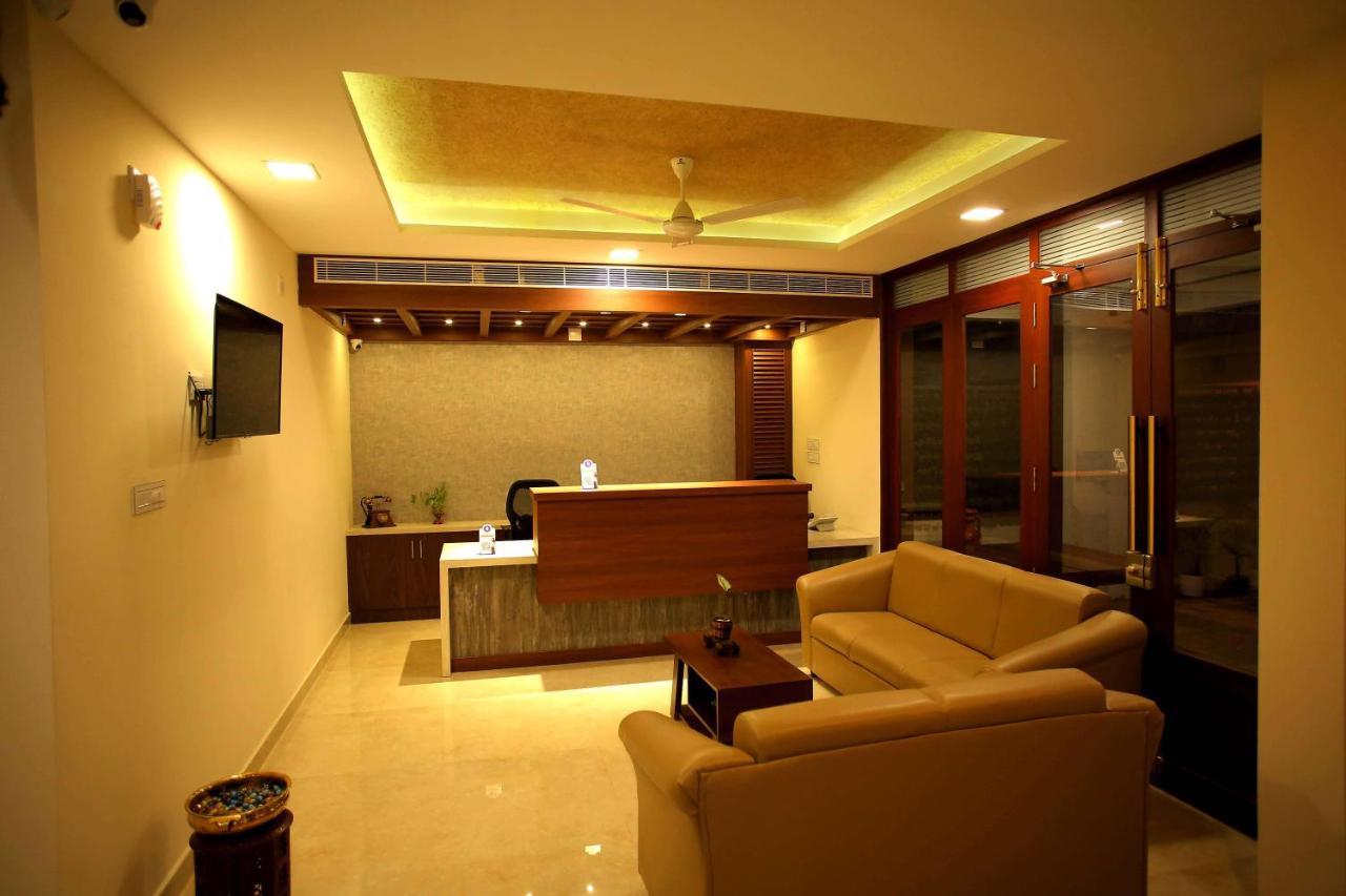 Kira Palace Residency Hotel Ernakulam Bagian luar foto