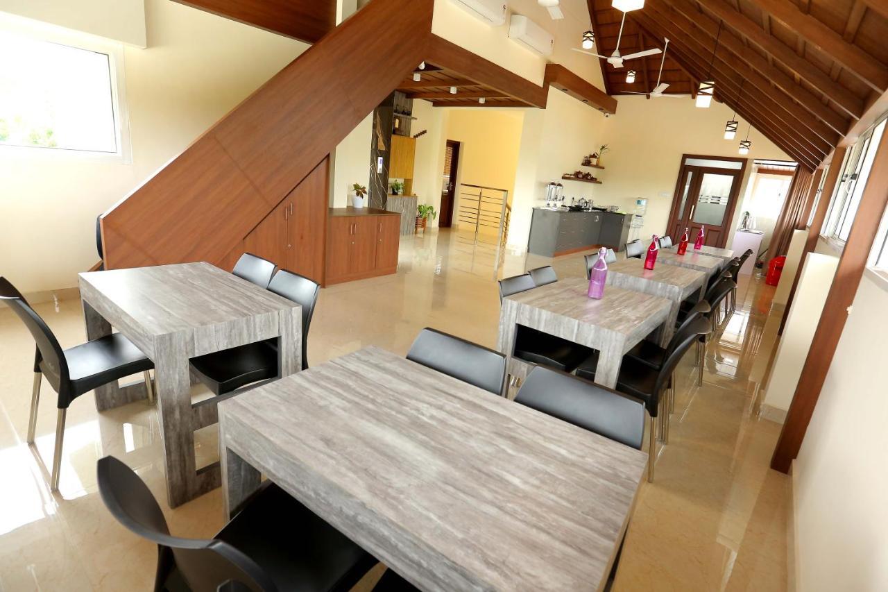 Kira Palace Residency Hotel Ernakulam Bagian luar foto
