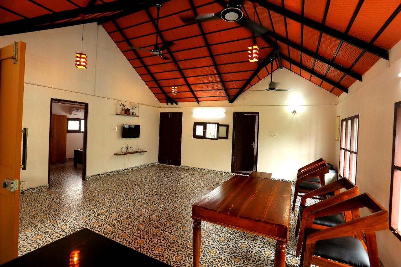 Kira Palace Residency Hotel Ernakulam Bagian luar foto
