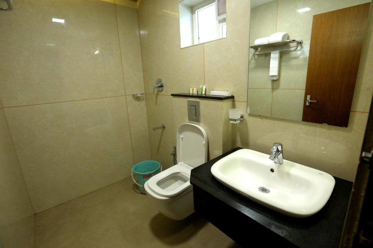 Kira Palace Residency Hotel Ernakulam Bagian luar foto