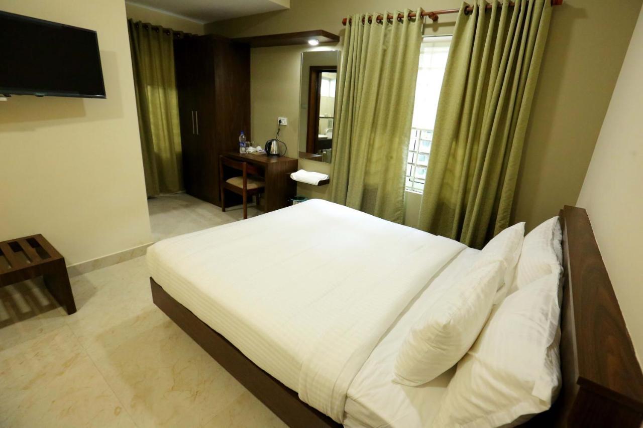 Kira Palace Residency Hotel Ernakulam Bagian luar foto