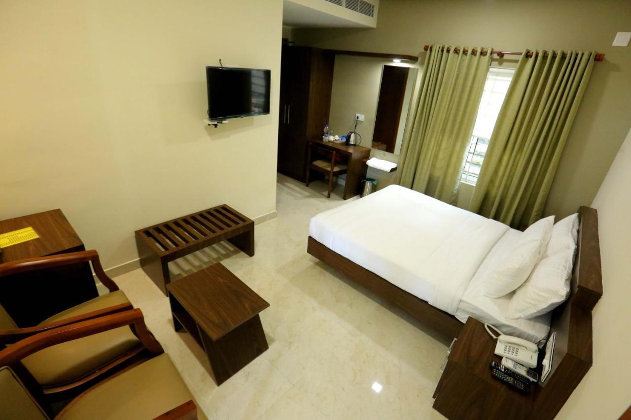Kira Palace Residency Hotel Ernakulam Bagian luar foto