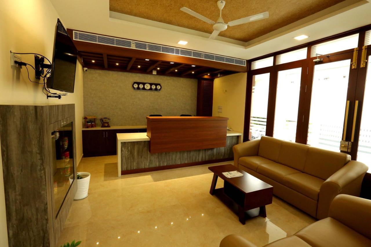 Kira Palace Residency Hotel Ernakulam Bagian luar foto