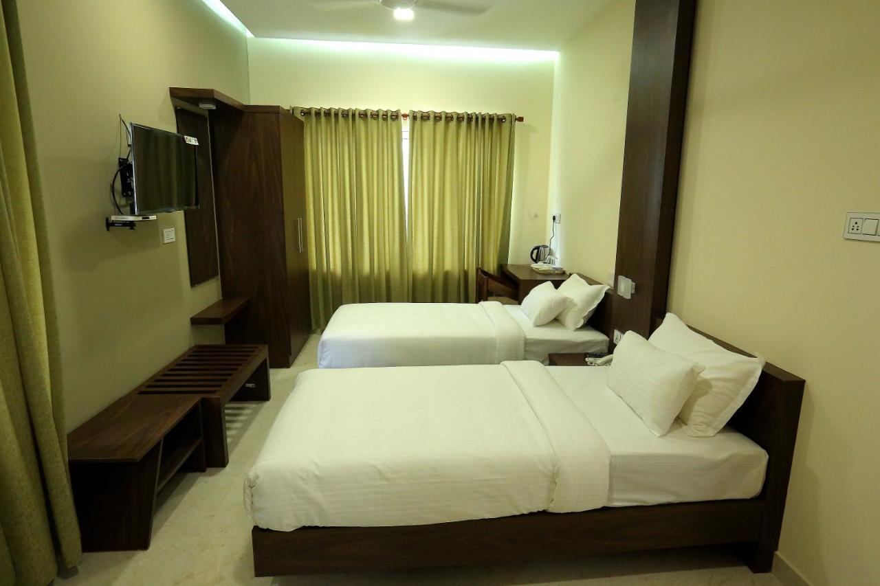 Kira Palace Residency Hotel Ernakulam Bagian luar foto