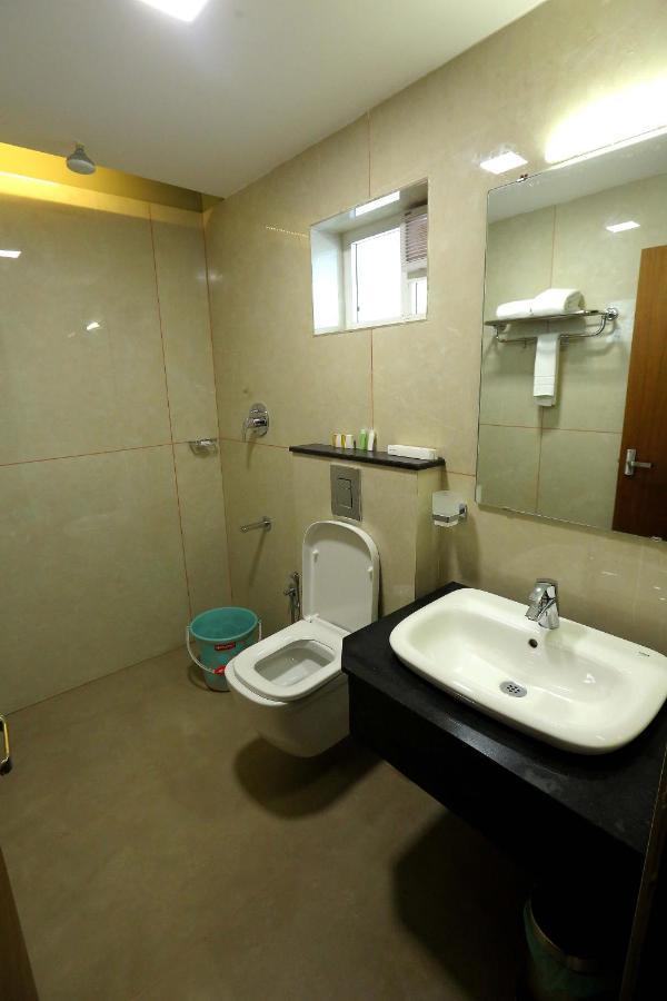 Kira Palace Residency Hotel Ernakulam Bagian luar foto