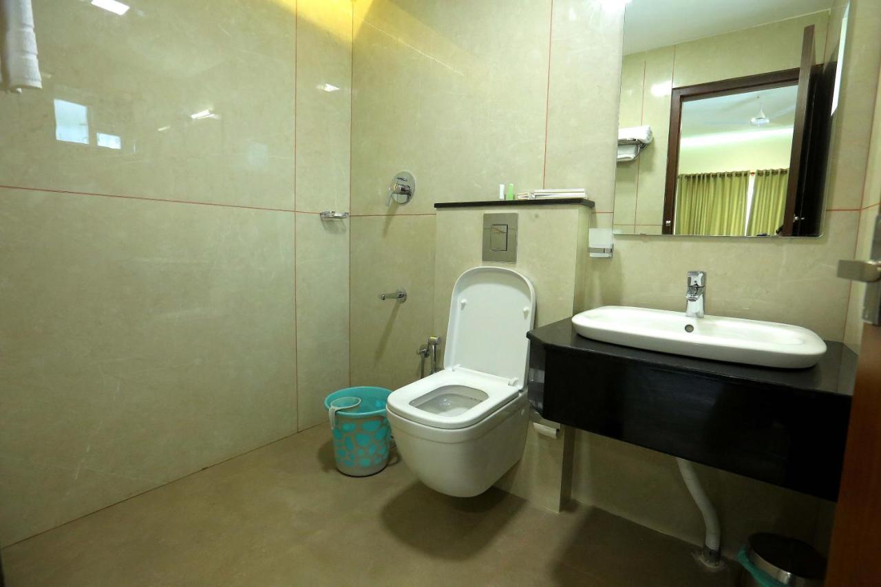 Kira Palace Residency Hotel Ernakulam Bagian luar foto