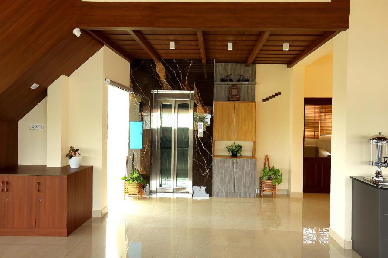Kira Palace Residency Hotel Ernakulam Bagian luar foto