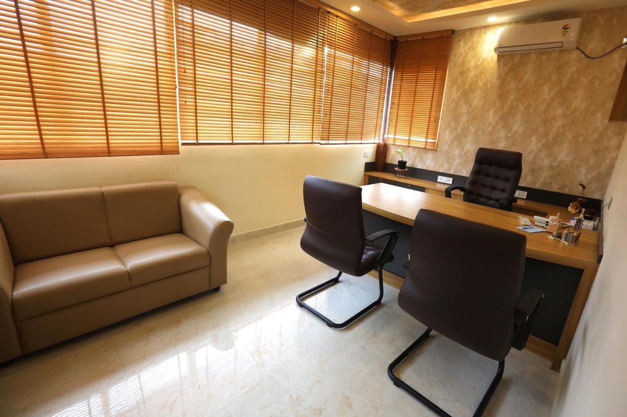 Kira Palace Residency Hotel Ernakulam Bagian luar foto